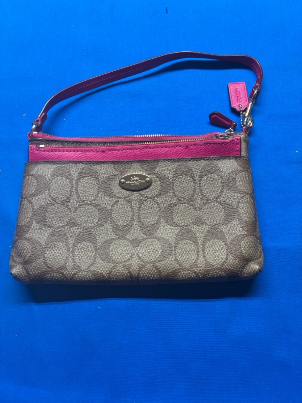 Coach
Wristlet - Picture 4 of 7